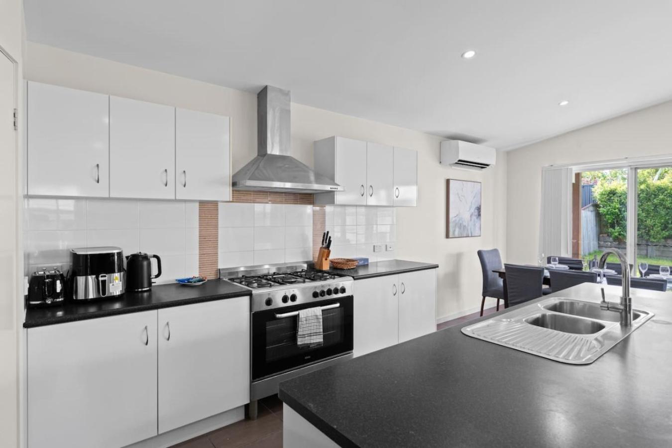 Charming 4bedroom Near Train Station And Beaches Holiday home *