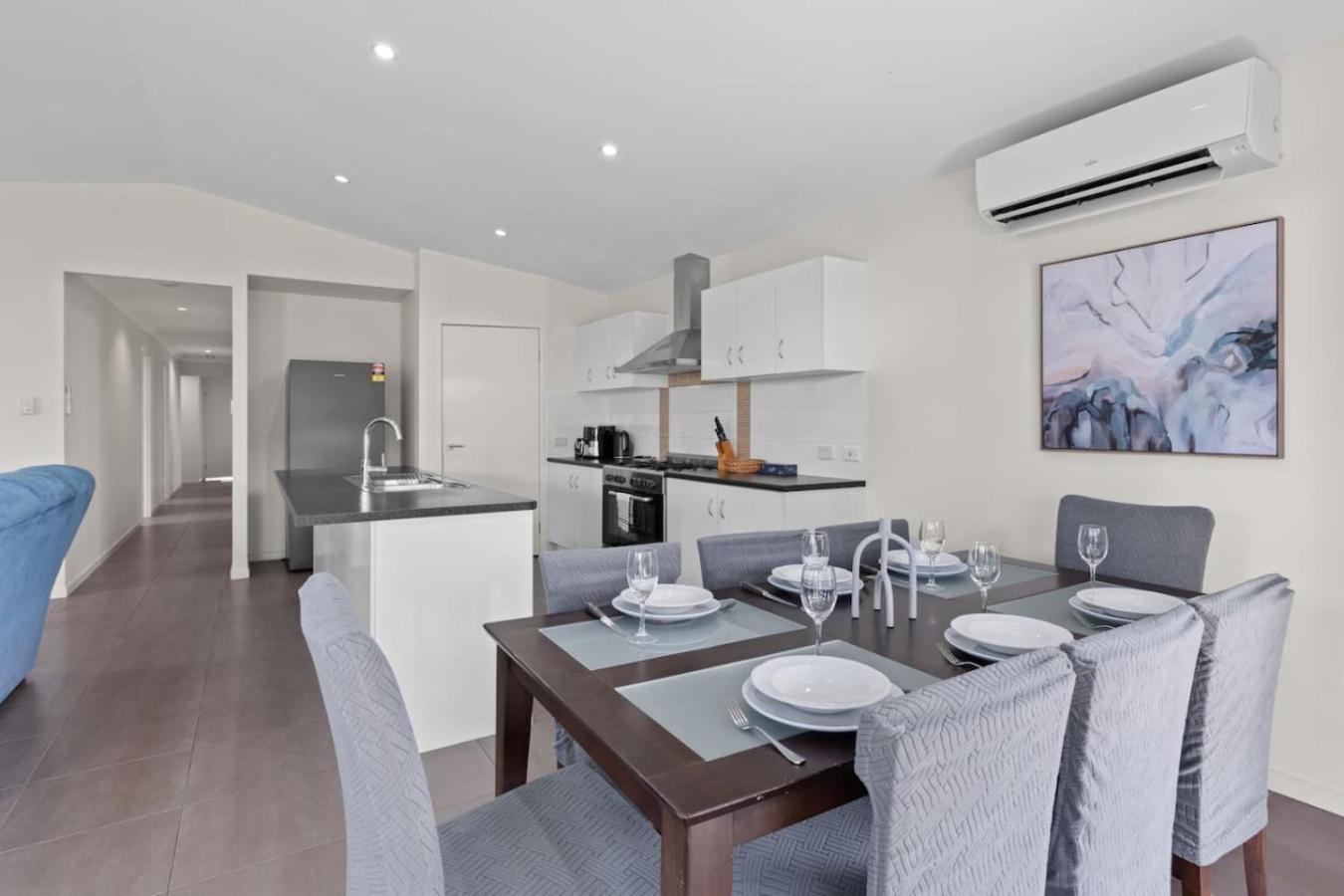 Charming 4bedroom Near Train Station And Beaches Holiday home Brisbane