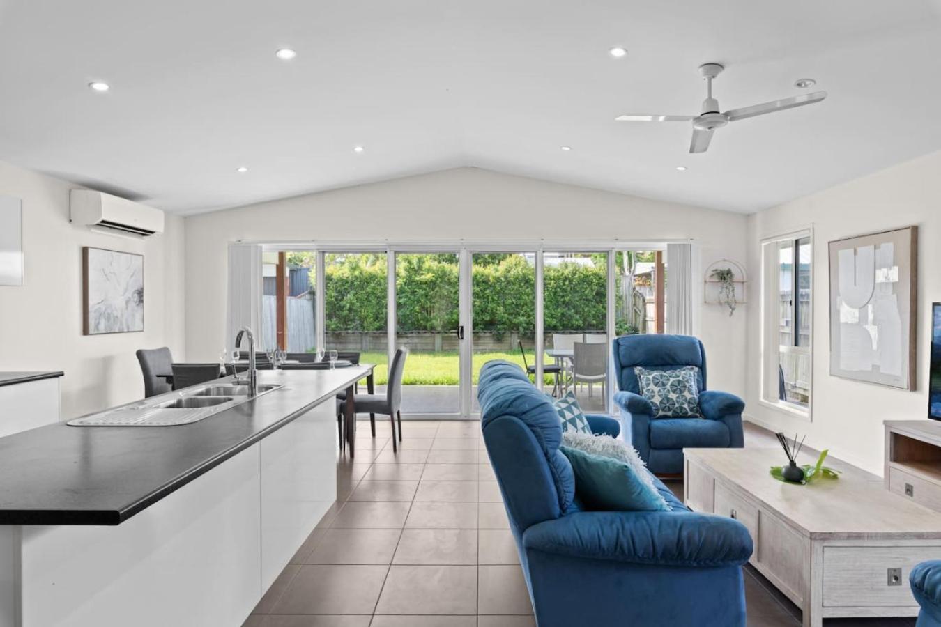 Charming 4bedroom Near Train Station And Beaches Holiday home *