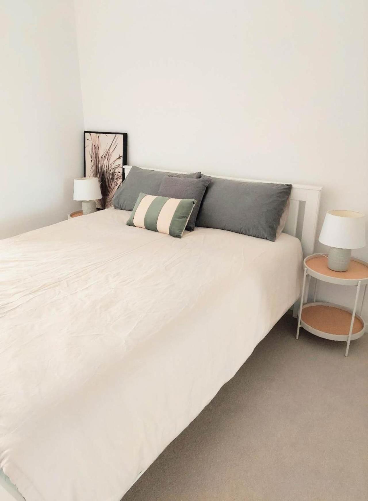 Modern 5-guest Pool Retreat For Family & Business Apartment *