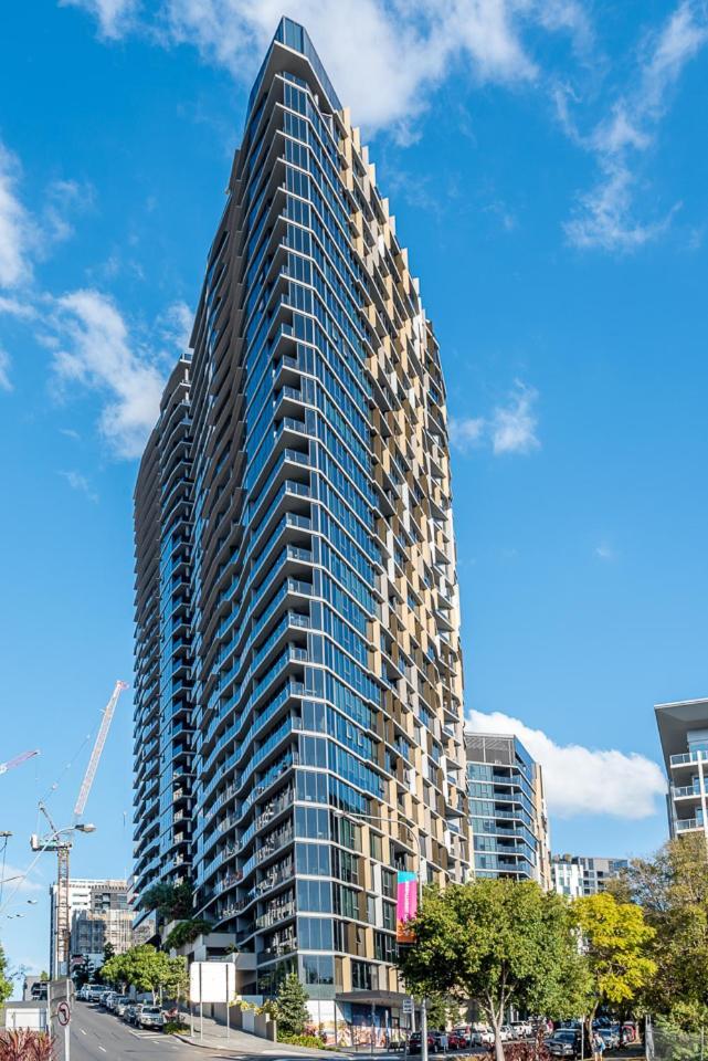 1-bedroom With Pool, Sauna, And Parking In South Brisbane