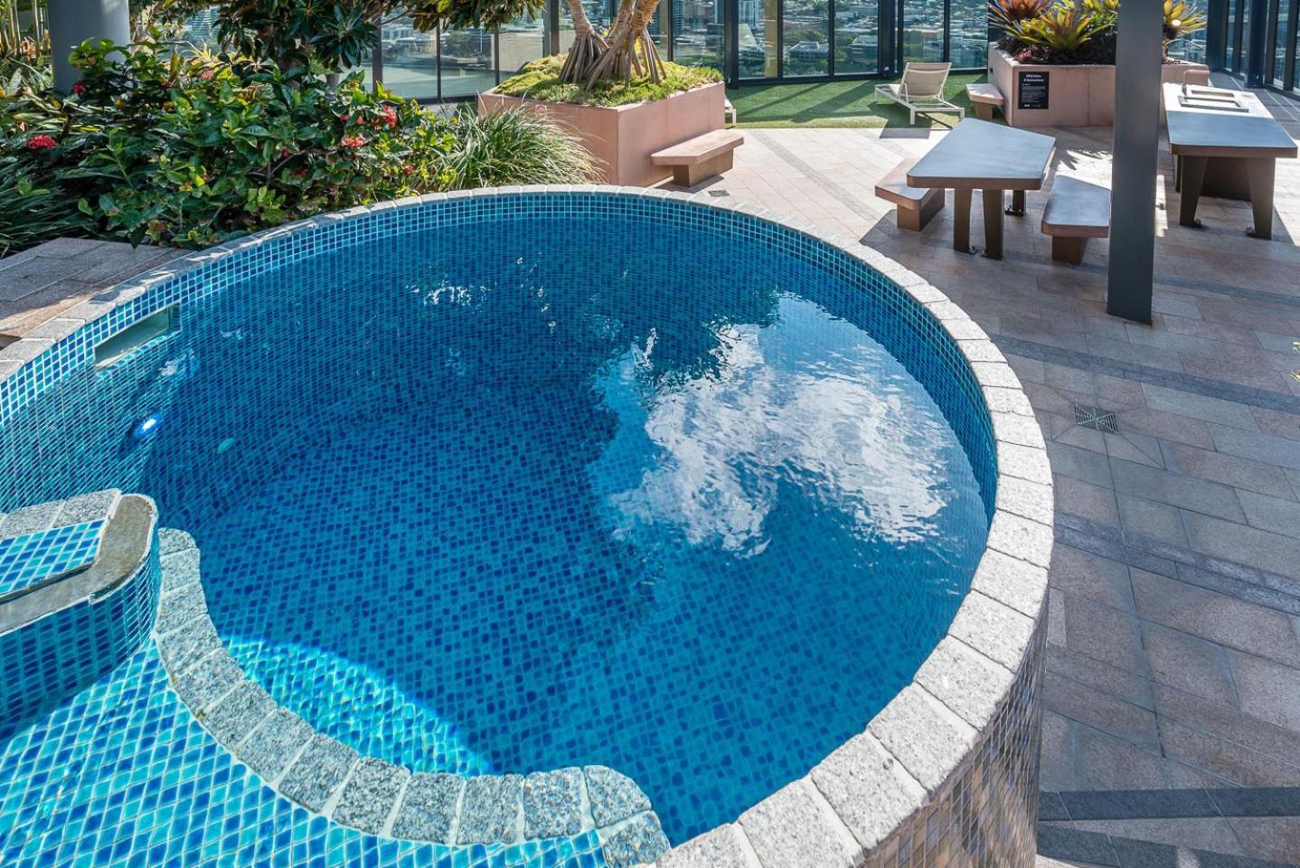 1-bedroom With Pool, Sauna, And Parking In South *