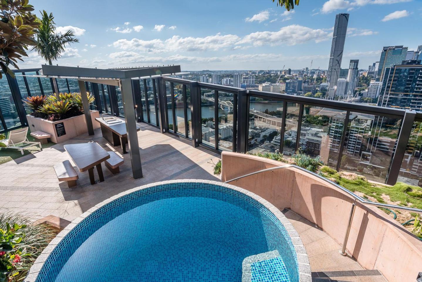 1-bedroom With Pool, Sauna, And Parking In South