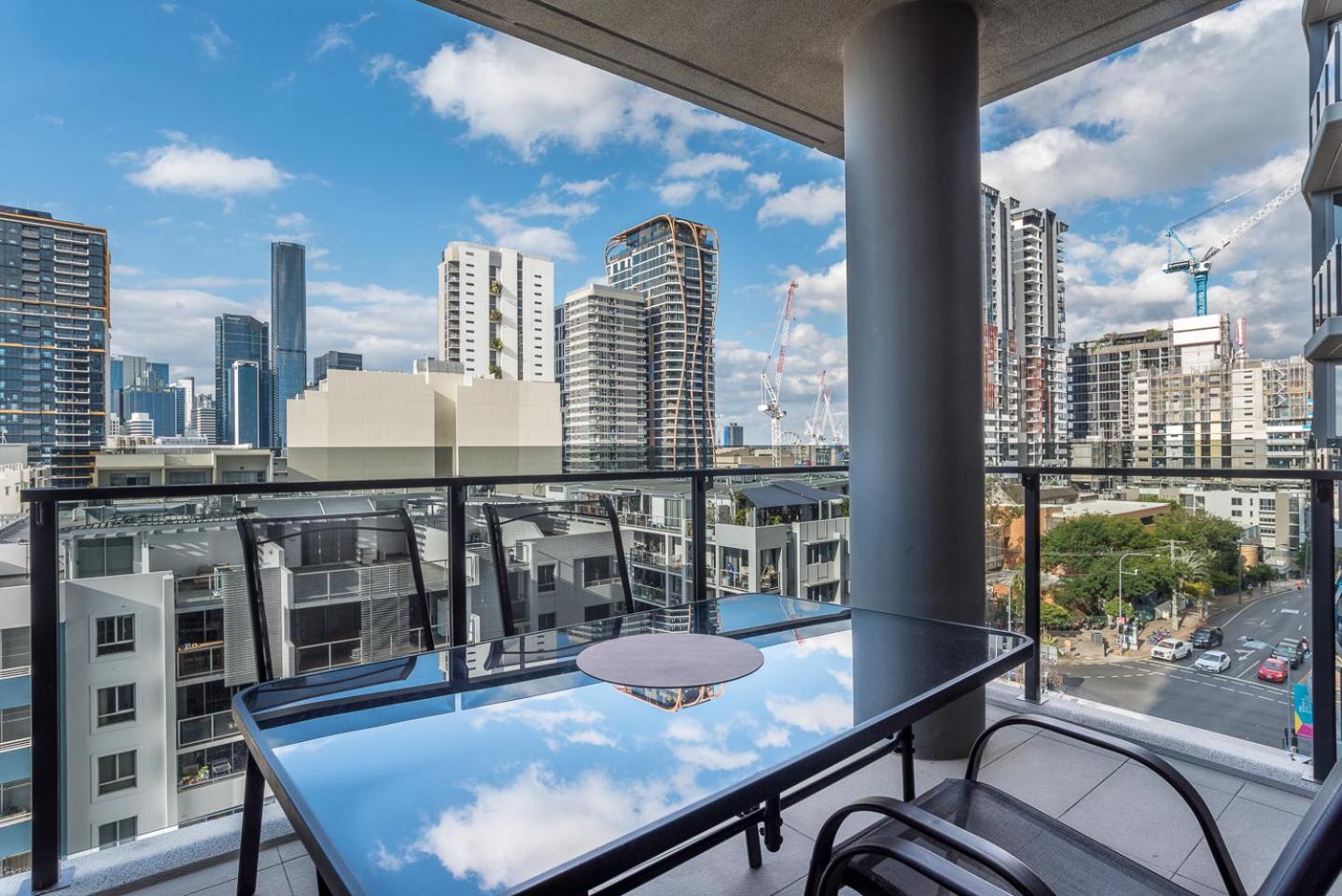 1-bedroom With Pool, Sauna, And Parking In South Apartment Brisbane
