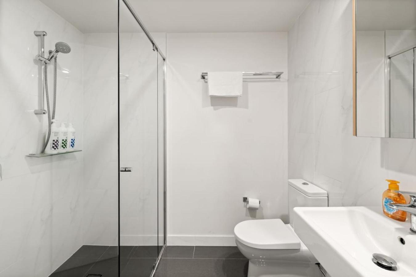 Unbeatable River And Cbd Views Pool 2car And Prime Spot *