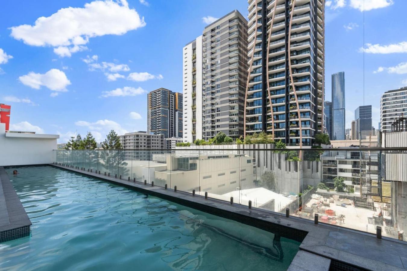 Unbeatable River And Cbd Views Pool 2car And Prime Spot Apartment