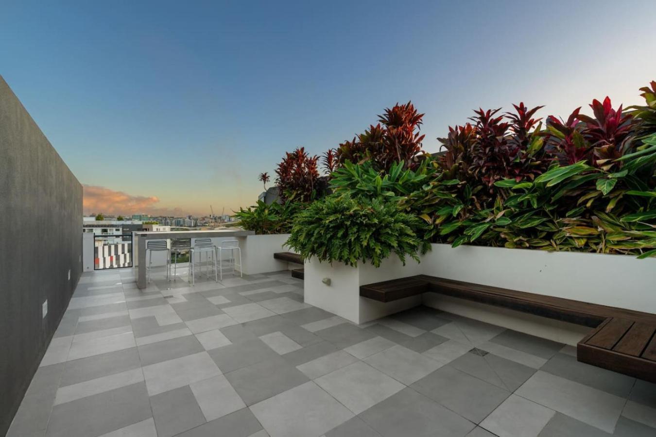 Apartment Rooftop Pool And View Stylish 2bed With Ducted Ac