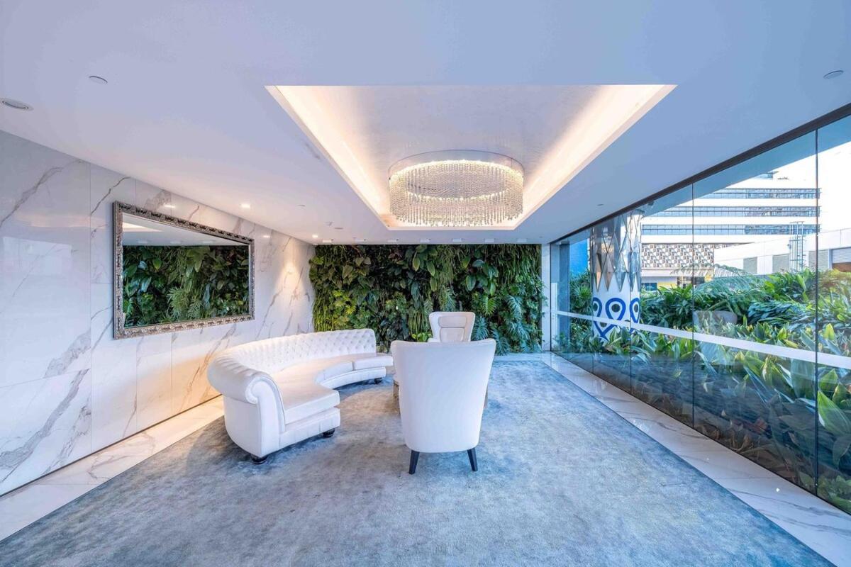 Pool View Urban Oasis 2bed Apartment