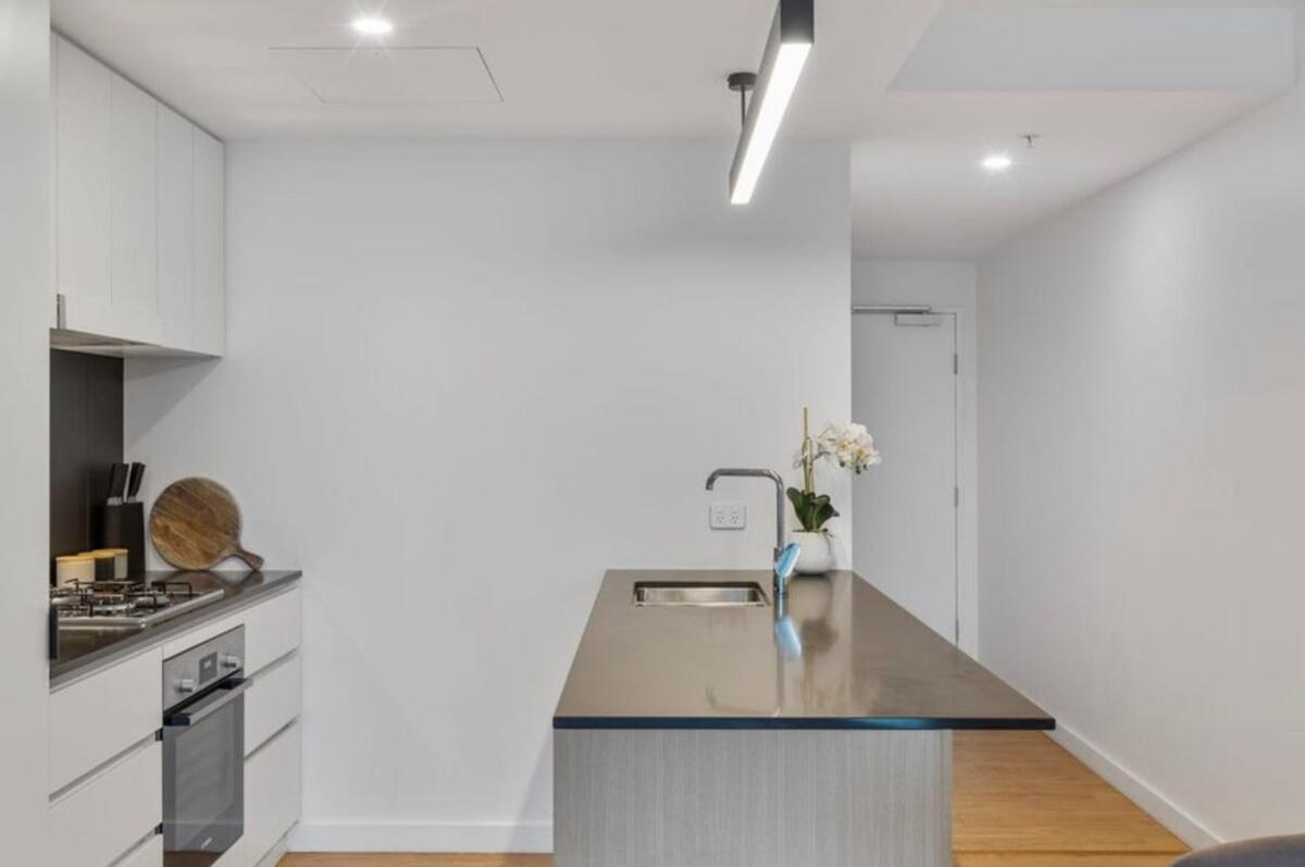 2br, 1ba With Balcony,pool,gym,sauna & Parking Apartment