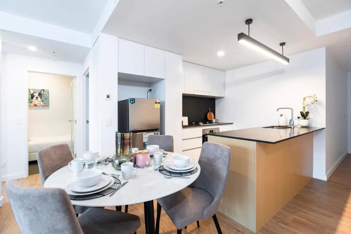 Apartment 2br, 1ba With Balcony,pool,gym,sauna & Parking