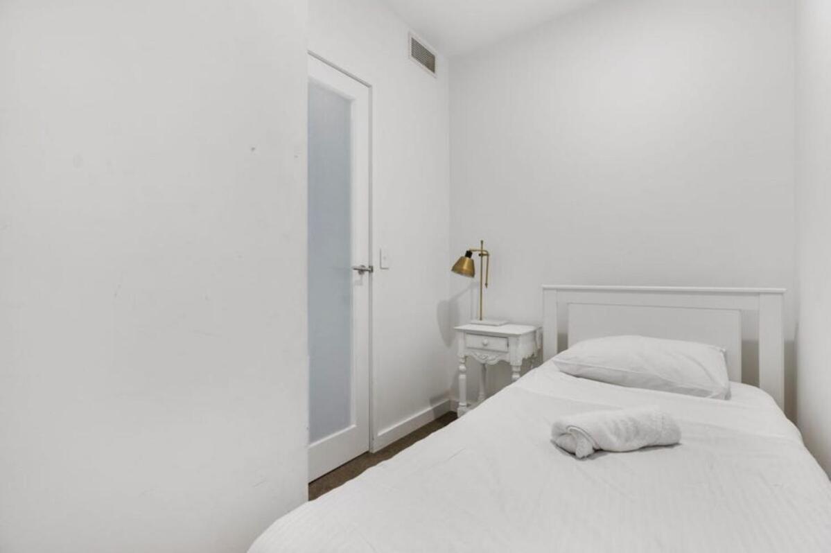 Apartment 2br, 1ba With Balcony,pool,gym,sauna & Parking Brisbane
