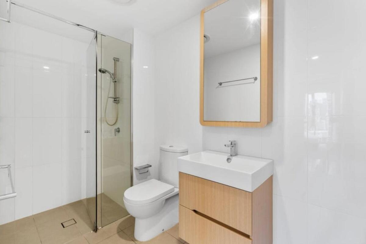 Apartment 2br, 1ba With Balcony,pool,gym,sauna & Parking
