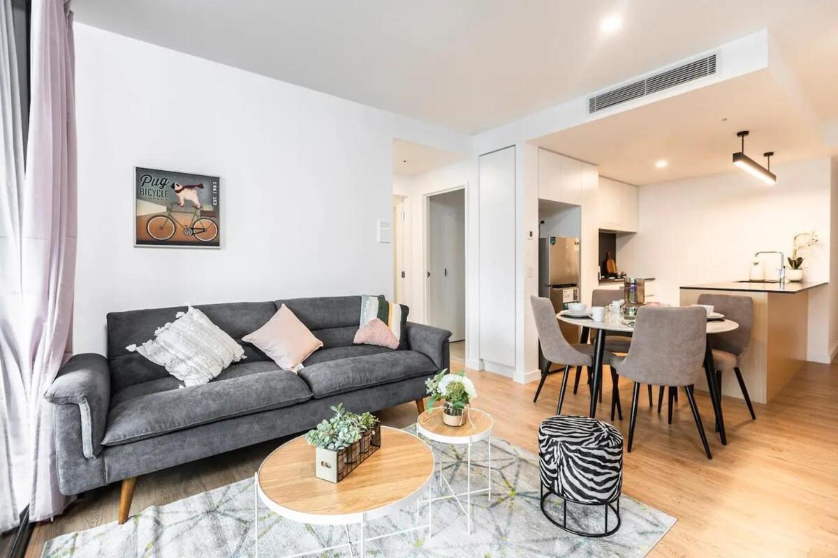 Apartment 2br, 1ba With Balcony,pool,gym,sauna & Parking