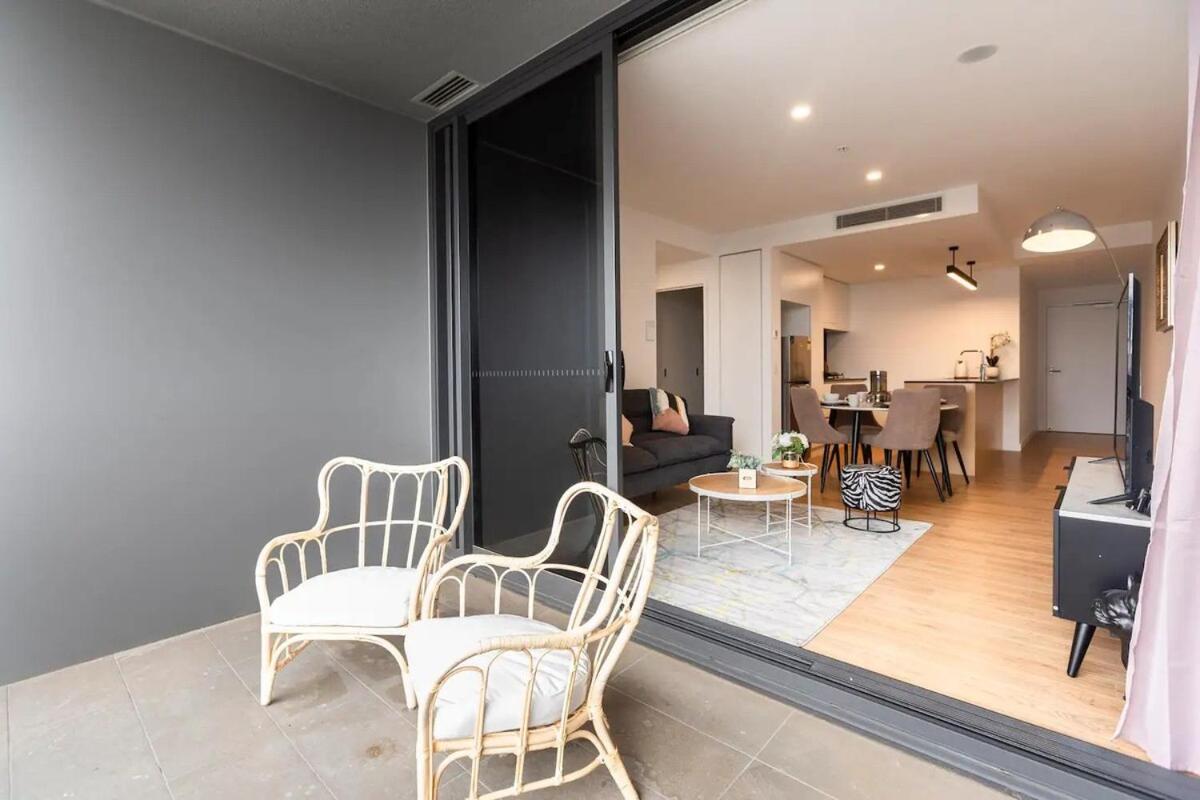 Apartment 2br, 1ba With Balcony,pool,gym,sauna & Parking *