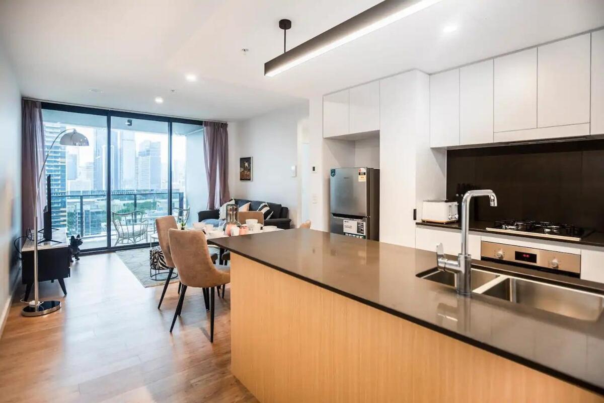 2br, 1ba With Balcony,pool,gym,sauna & Parking * Brisbane