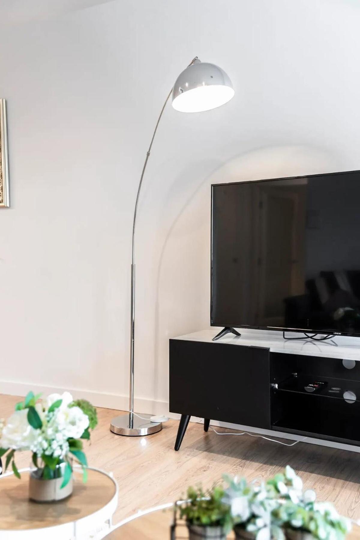 Apartment 2br, 1ba With Balcony,pool,gym,sauna & Parking