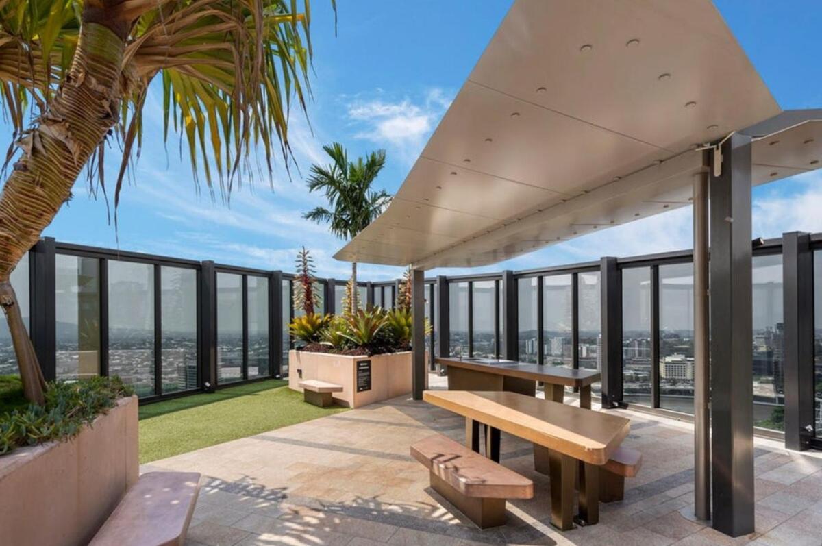 2br, 1ba With Balcony,pool,gym,sauna & Parking Apartment Brisbane