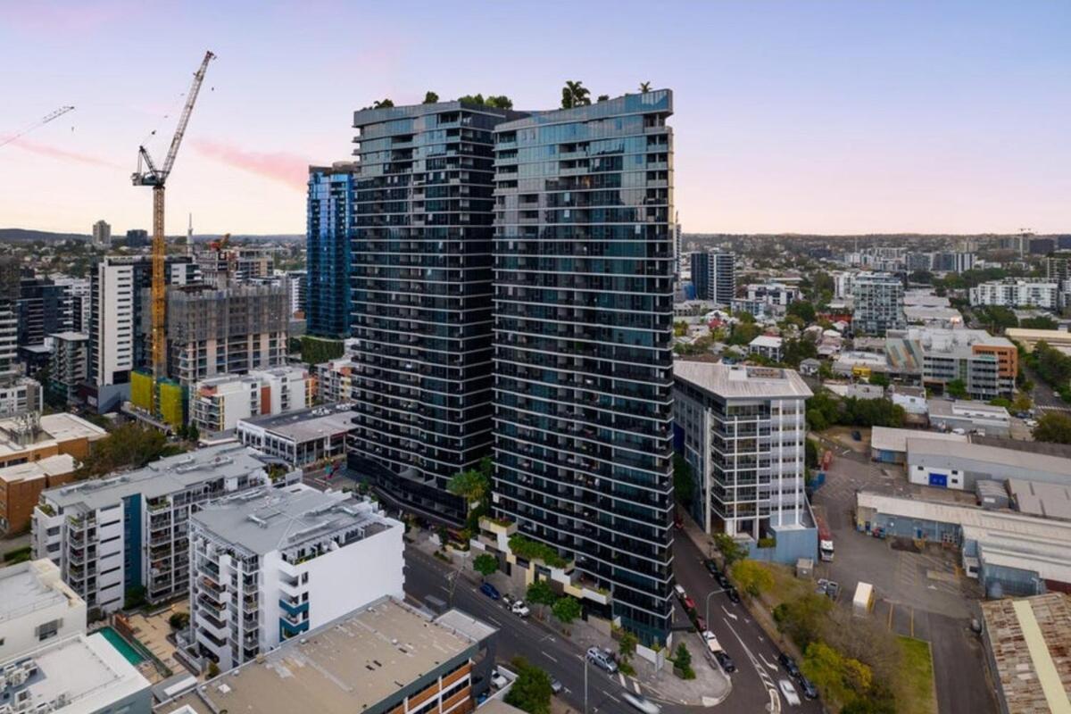 2br, 1ba With Balcony,pool,gym,sauna & Parking Brisbane