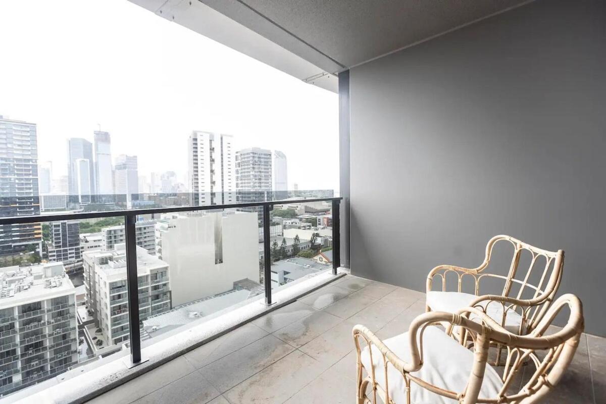 2br, 1ba With Balcony,pool,gym,sauna & Parking Apartment
