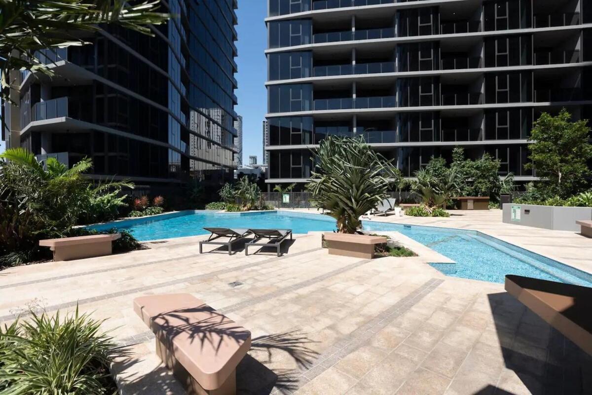 2br, 1ba With Balcony,pool,gym,sauna & Parking