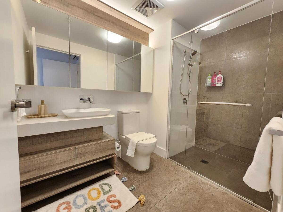 Luxury 2 Bedroom Near South Bank With Free Car Park, Pool, Views And Sofa Bed