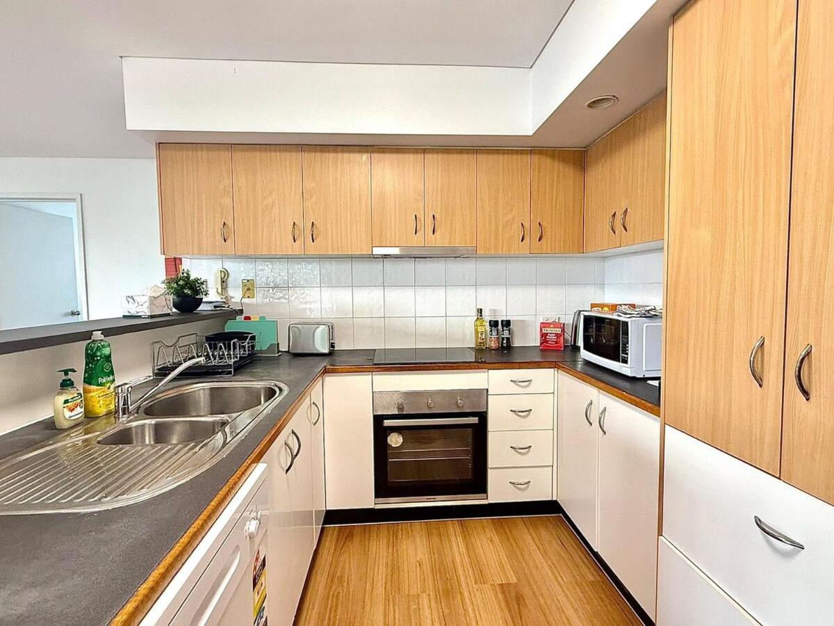 Kangaroo Point - Being Everywhere At Once! Spacious 3 Bedroom Apartment, Location! Free Carpark *
