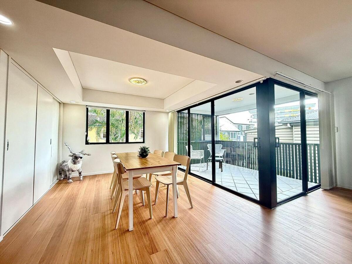 Kangaroo Point - Being Everywhere At Once! Spacious 3 Bedroom Apartment, Location! Free Carpark