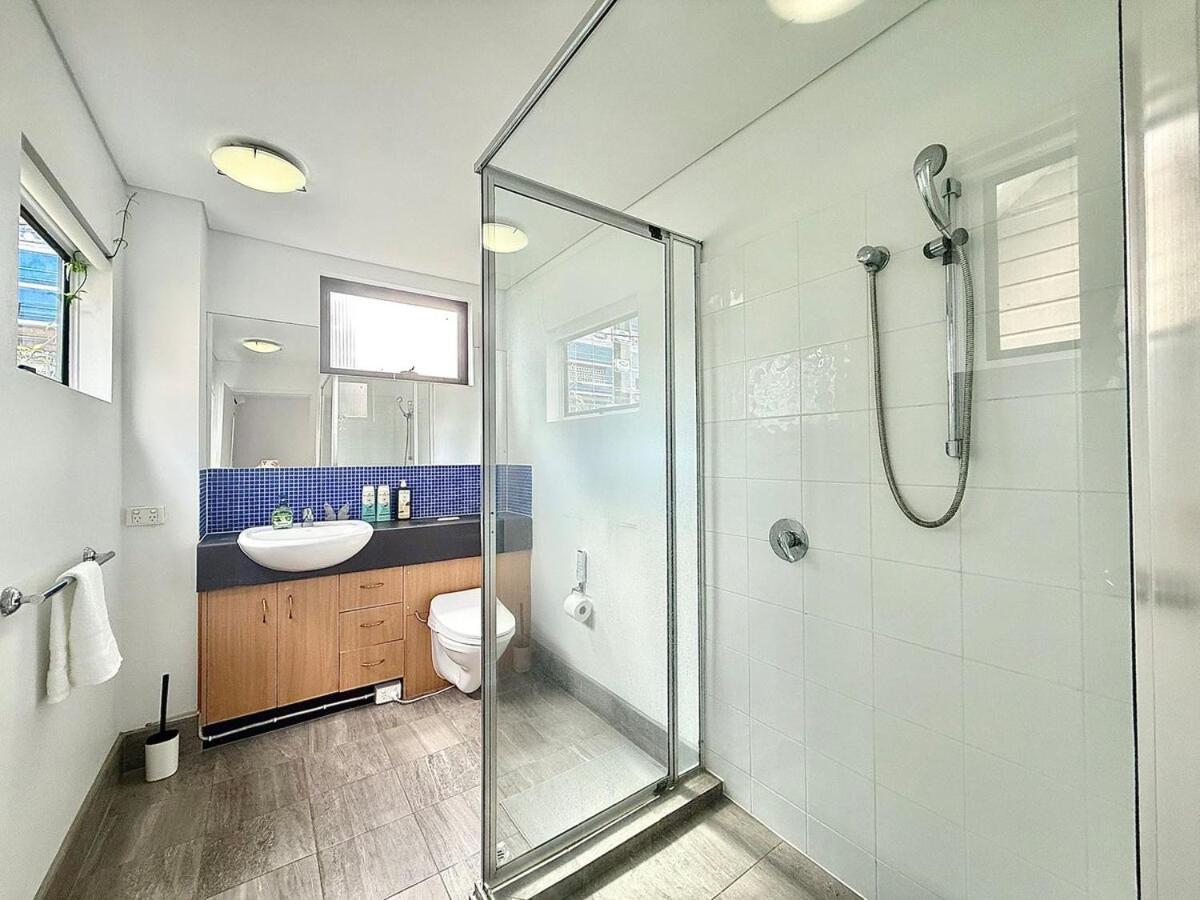 Kangaroo Point - Being Everywhere At Once! Spacious 3 Bedroom Apartment, Location! Free Carpark