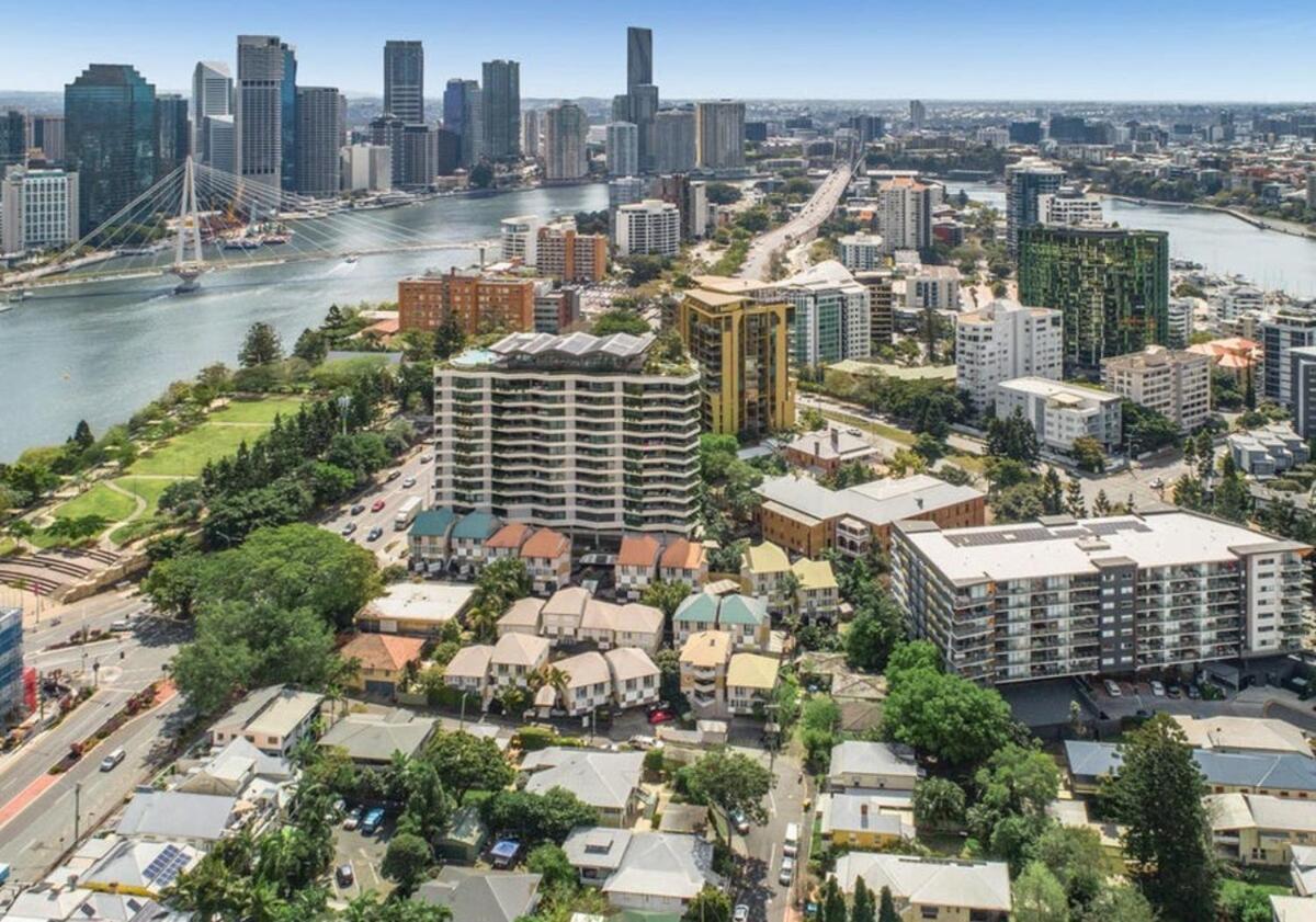 Kangaroo Point - Being Everywhere At Once! Spacious 3 Bedroom Apartment, Location! Free Carpark Apartment