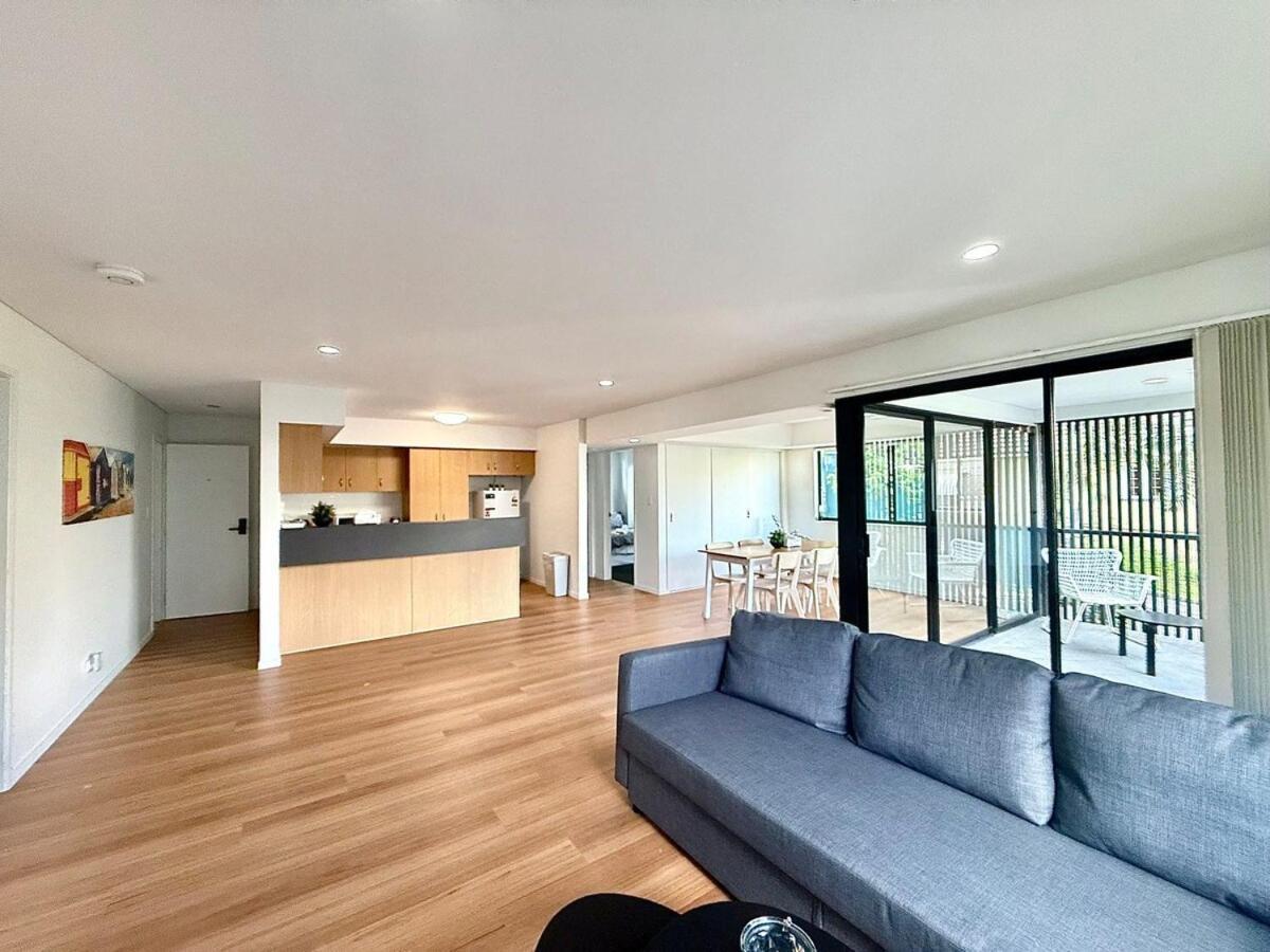 Kangaroo Point - Being Everywhere At Once! Spacious 3 Bedroom Apartment, Location! Free Carpark *