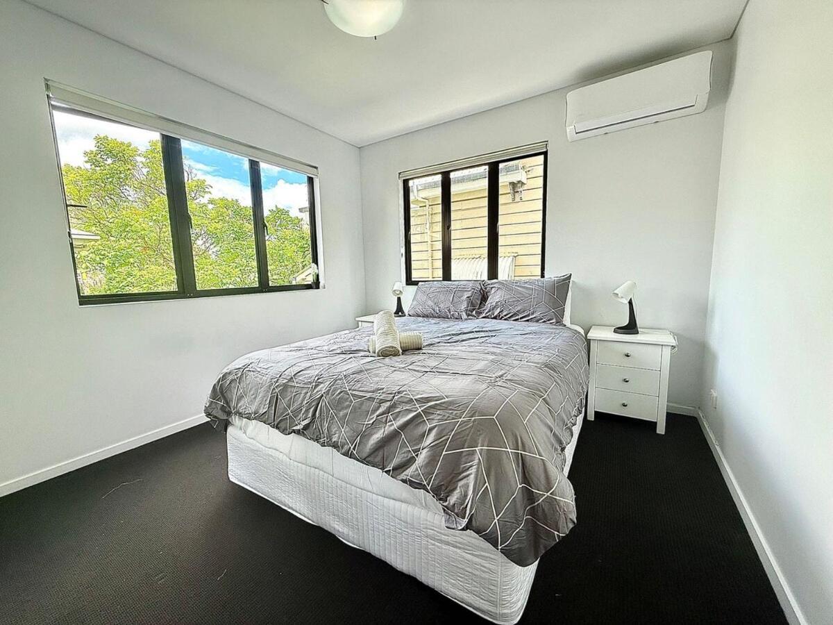 Kangaroo Point - Being Everywhere At Once! Spacious 3 Bedroom Apartment, Location! Free Carpark * Brisbane