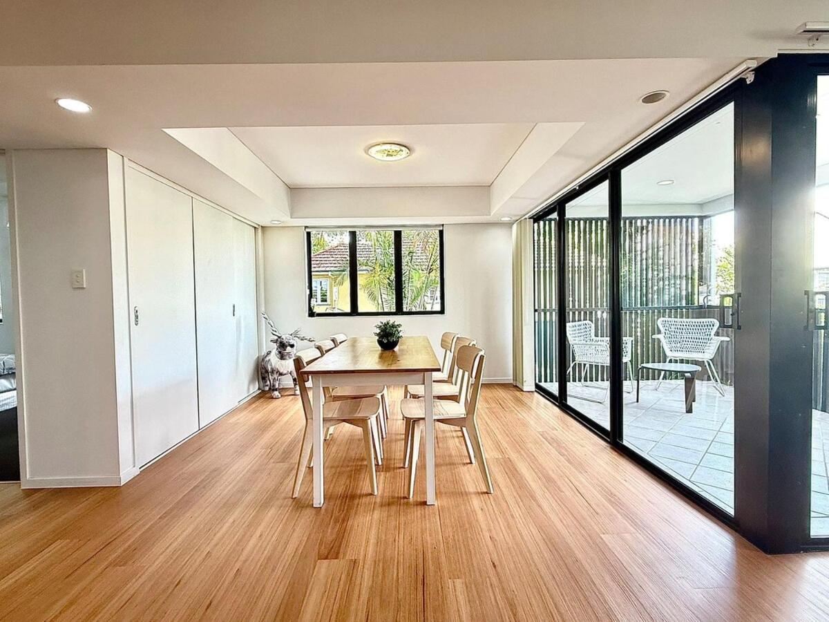 Kangaroo Point - Being Everywhere At Once! Spacious 3 Bedroom Apartment, Location! Free Carpark *