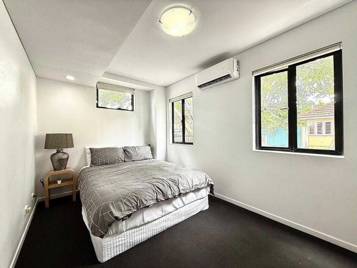 Kangaroo Point - Being Everywhere At Once! Spacious 3 Bedroom Apartment, Location! Free Carpark Apartment Brisbane