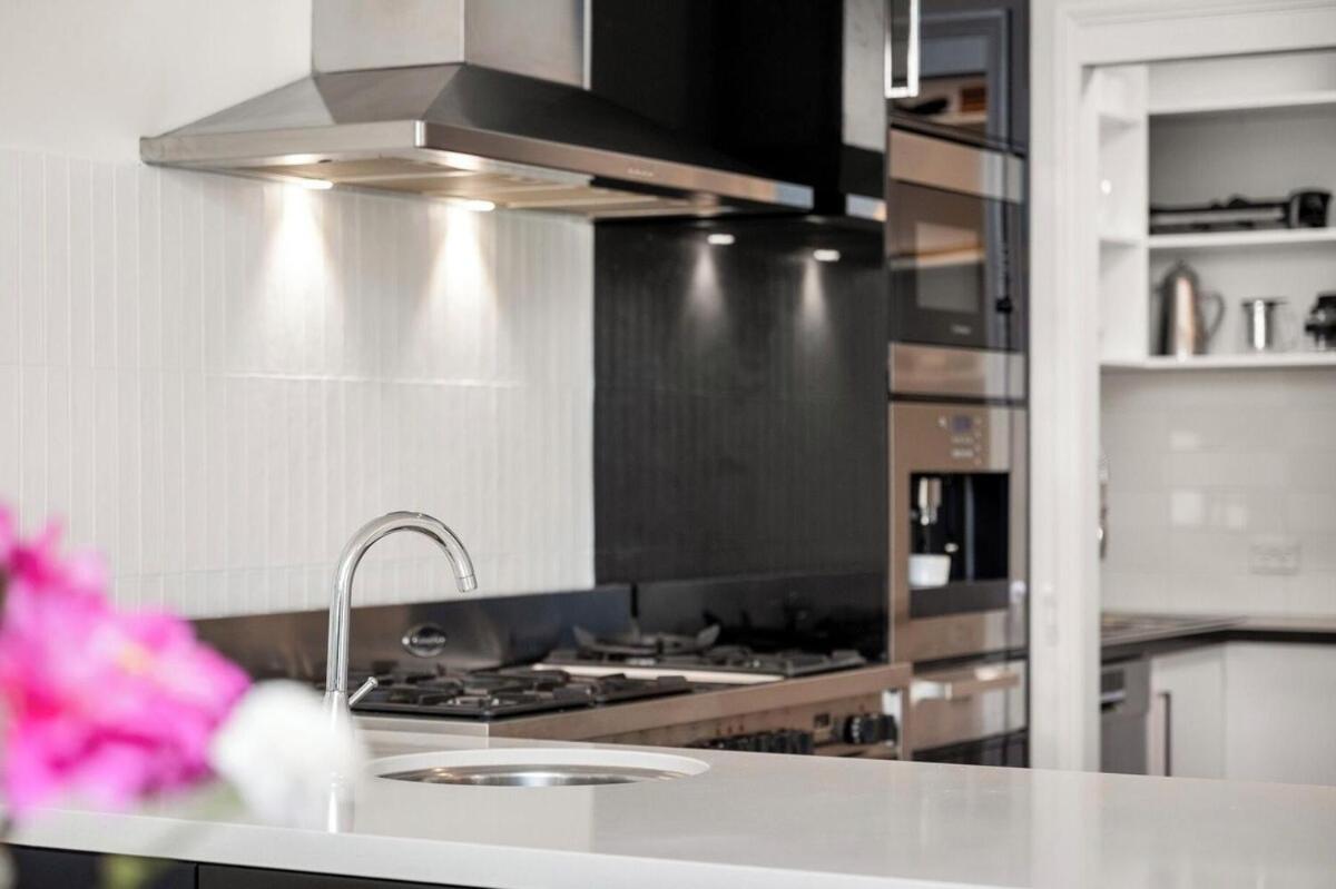 Maison Marie: Cinebar Getaway 4 Bedrooms 2.5 Baths * Brisbane