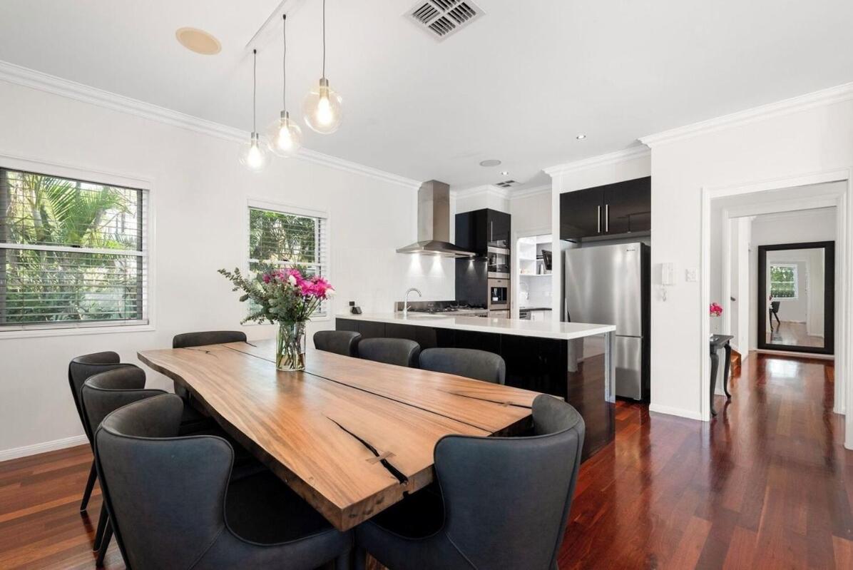 Maison Marie: Cinebar Getaway 4 Bedrooms 2.5 Baths Holiday home Brisbane