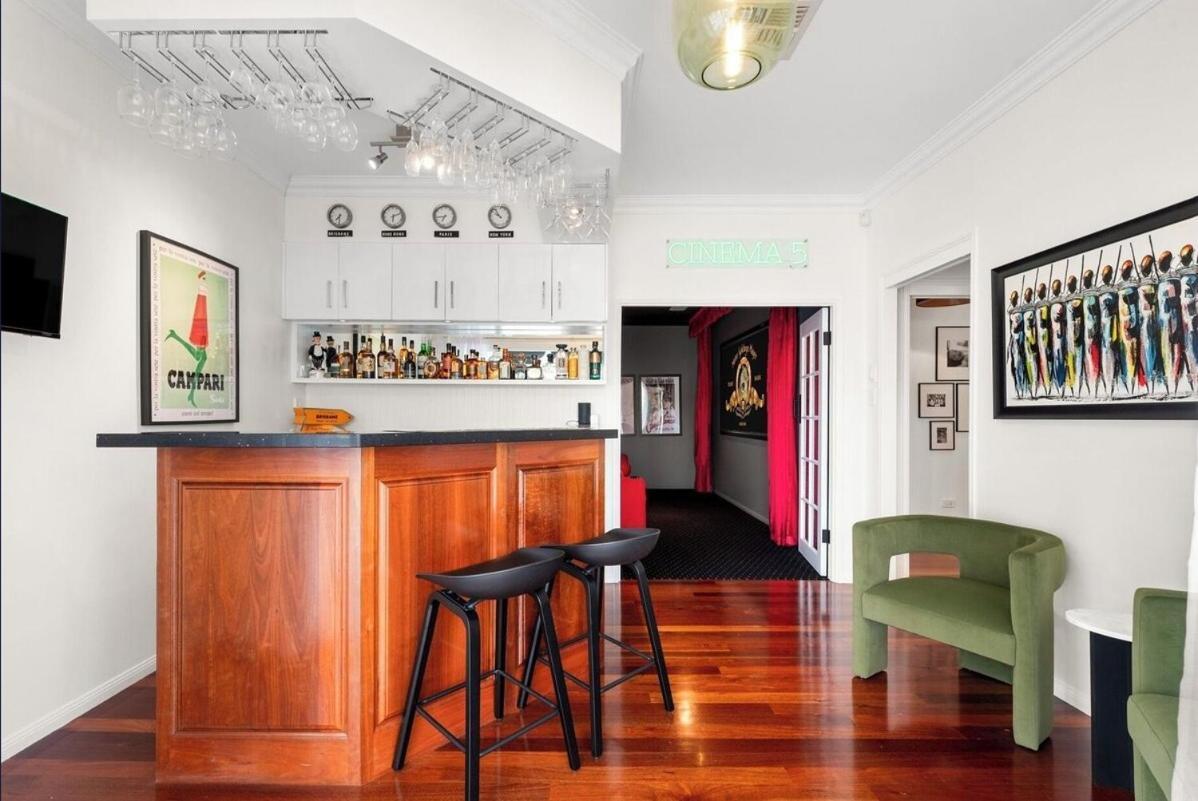 Maison Marie: Cinebar Getaway 4 Bedrooms 2.5 Baths *