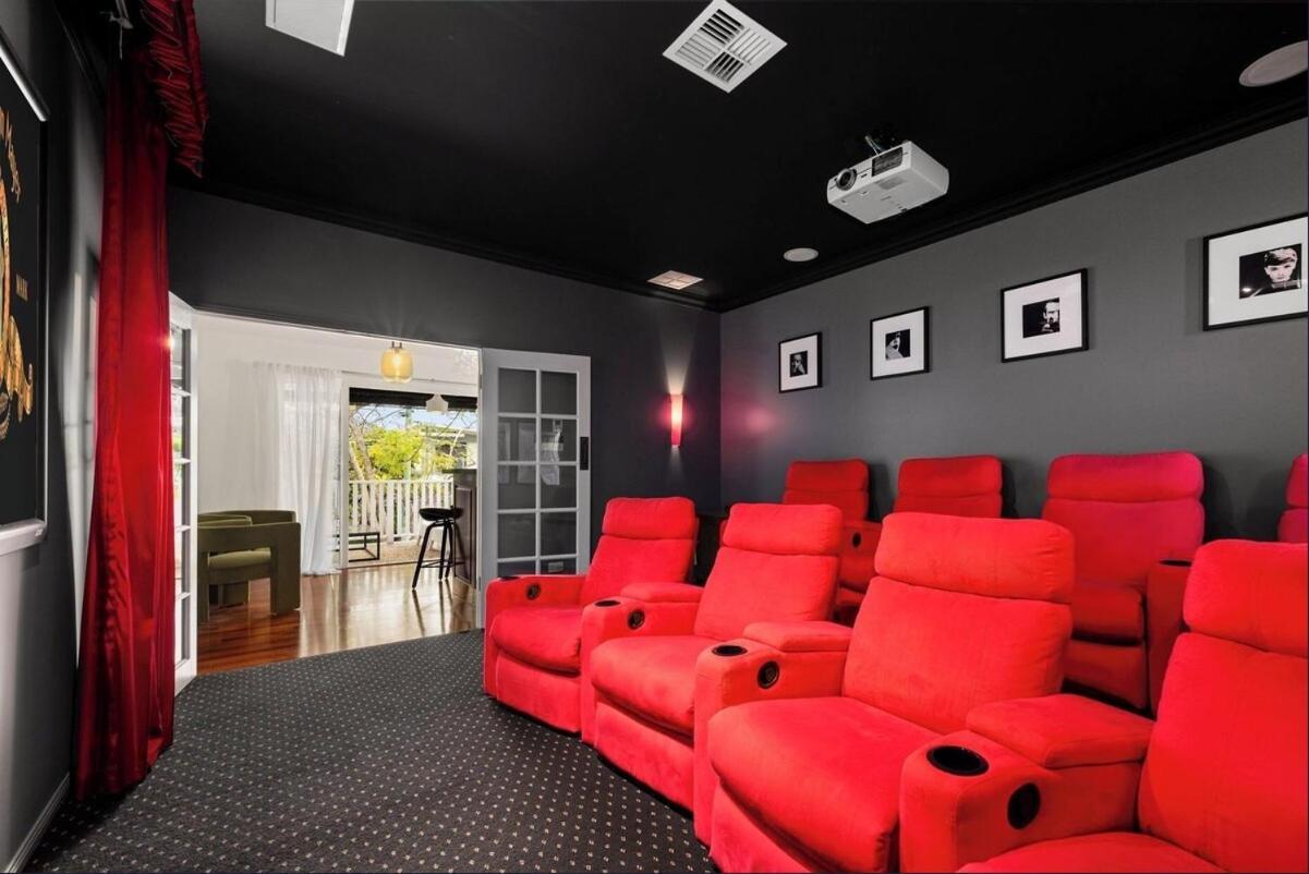 Holiday home Maison Marie: Cinebar Getaway 4 Bedrooms 2.5 Baths