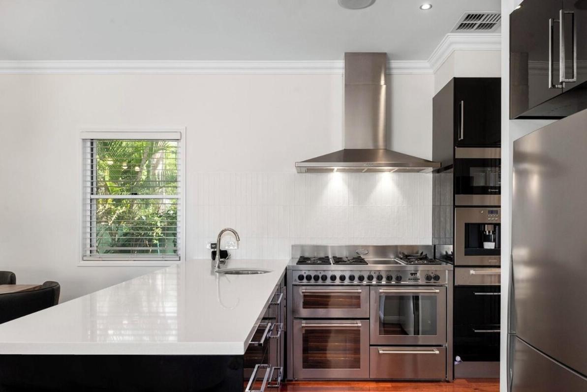 Maison Marie: Cinebar Getaway 4 Bedrooms 2.5 Baths *