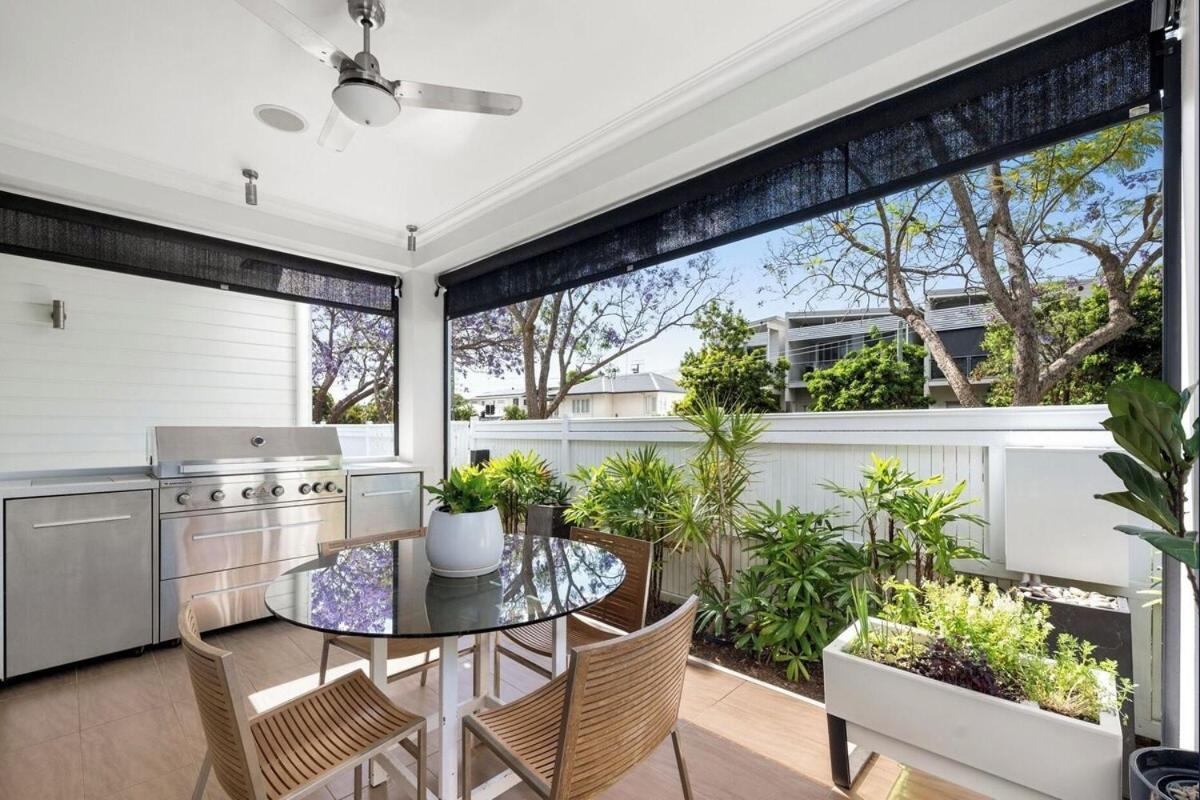 Holiday home Maison Marie: Cinebar Getaway 4 Bedrooms 2.5 Baths Brisbane