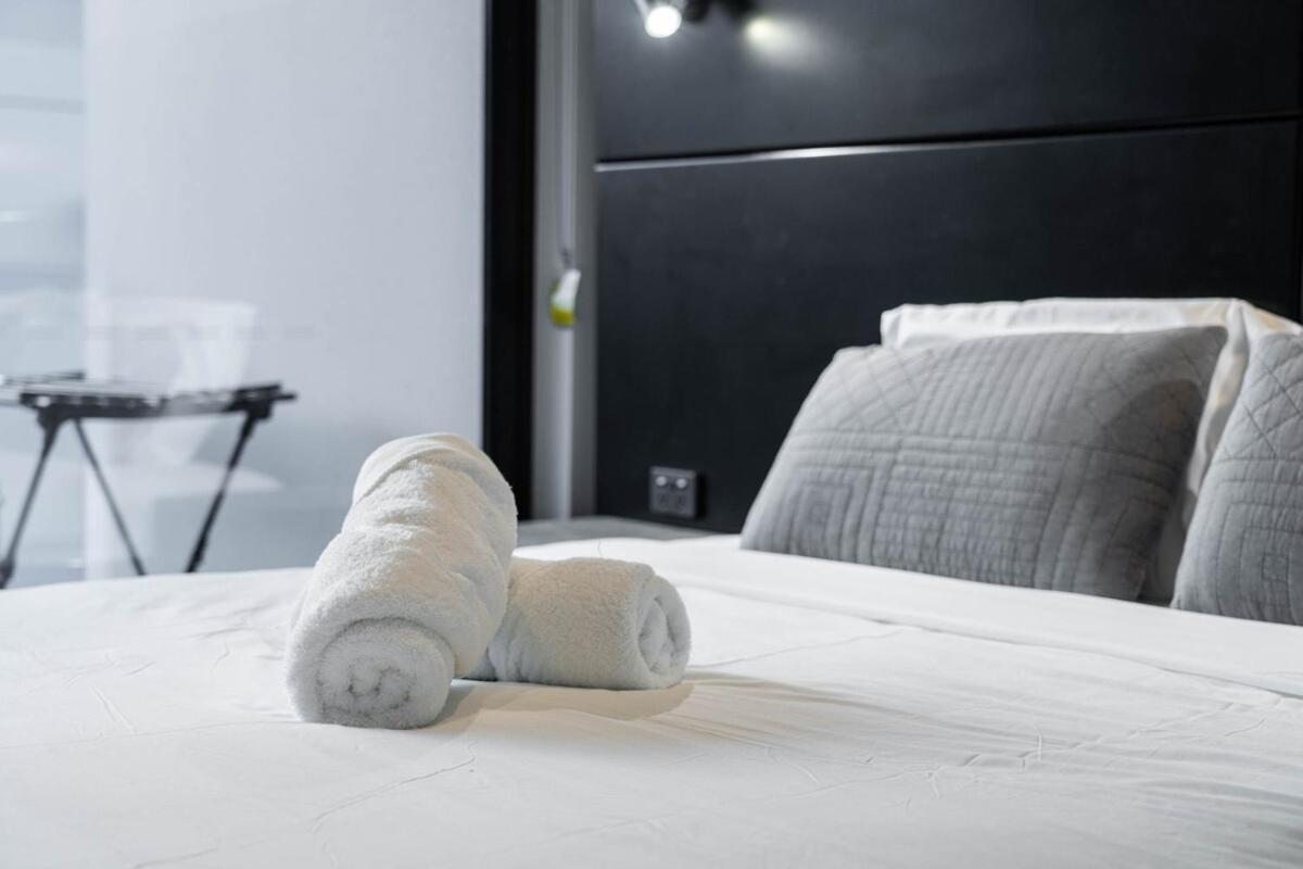 Apartment Noir Reverie - Designer By The River, Free Carpark, Gym & Pool Brisbane