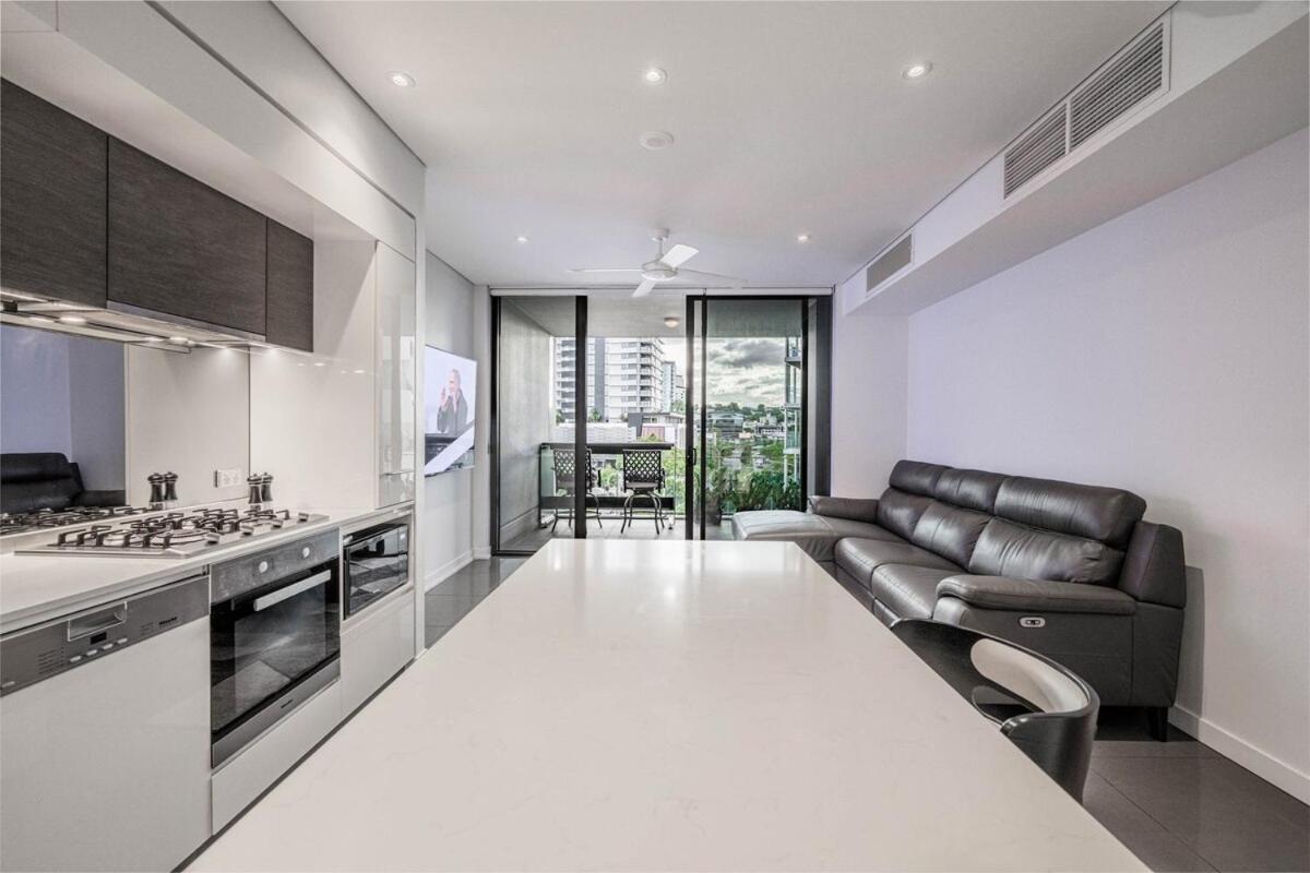 Noir Reverie - Designer By The River, Free Carpark, Gym & Pool Apartment *