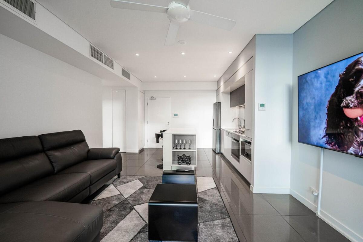 Apartment Noir Reverie - Designer By The River, Free Carpark, Gym & Pool *