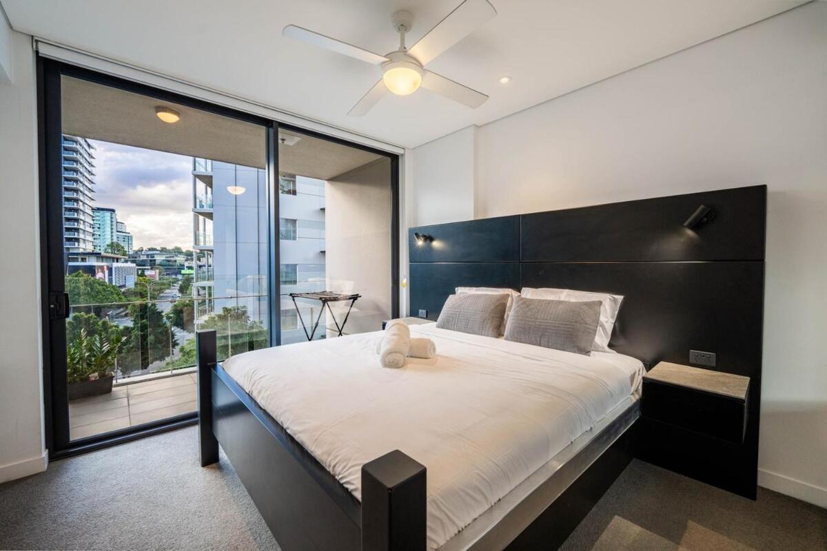 Noir Reverie - Designer By The River, Free Carpark, Gym & Pool * Brisbane