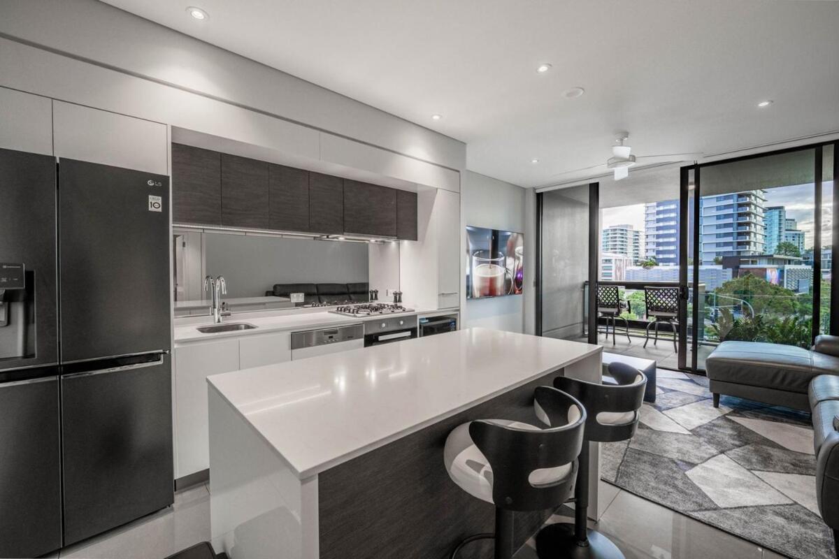 Noir Reverie - Designer By The River, Free Carpark, Gym & Pool Apartment *
