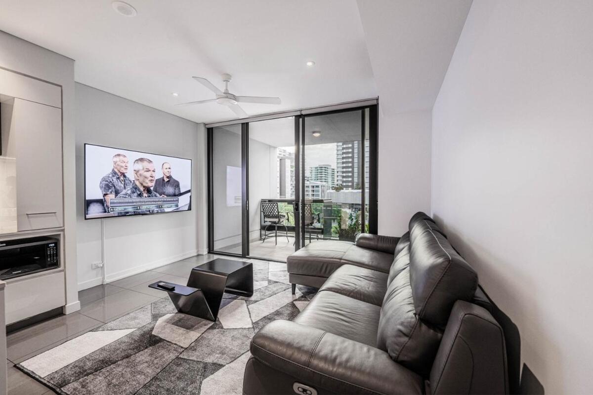 Noir Reverie - Designer By The River, Free Carpark, Gym & Pool Brisbane