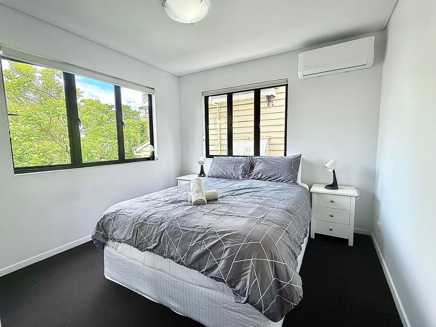 Kangaroo Point - Being Everywhere At Once! Spacious 3 Bedroom Apartment, Location! Free Carpark *