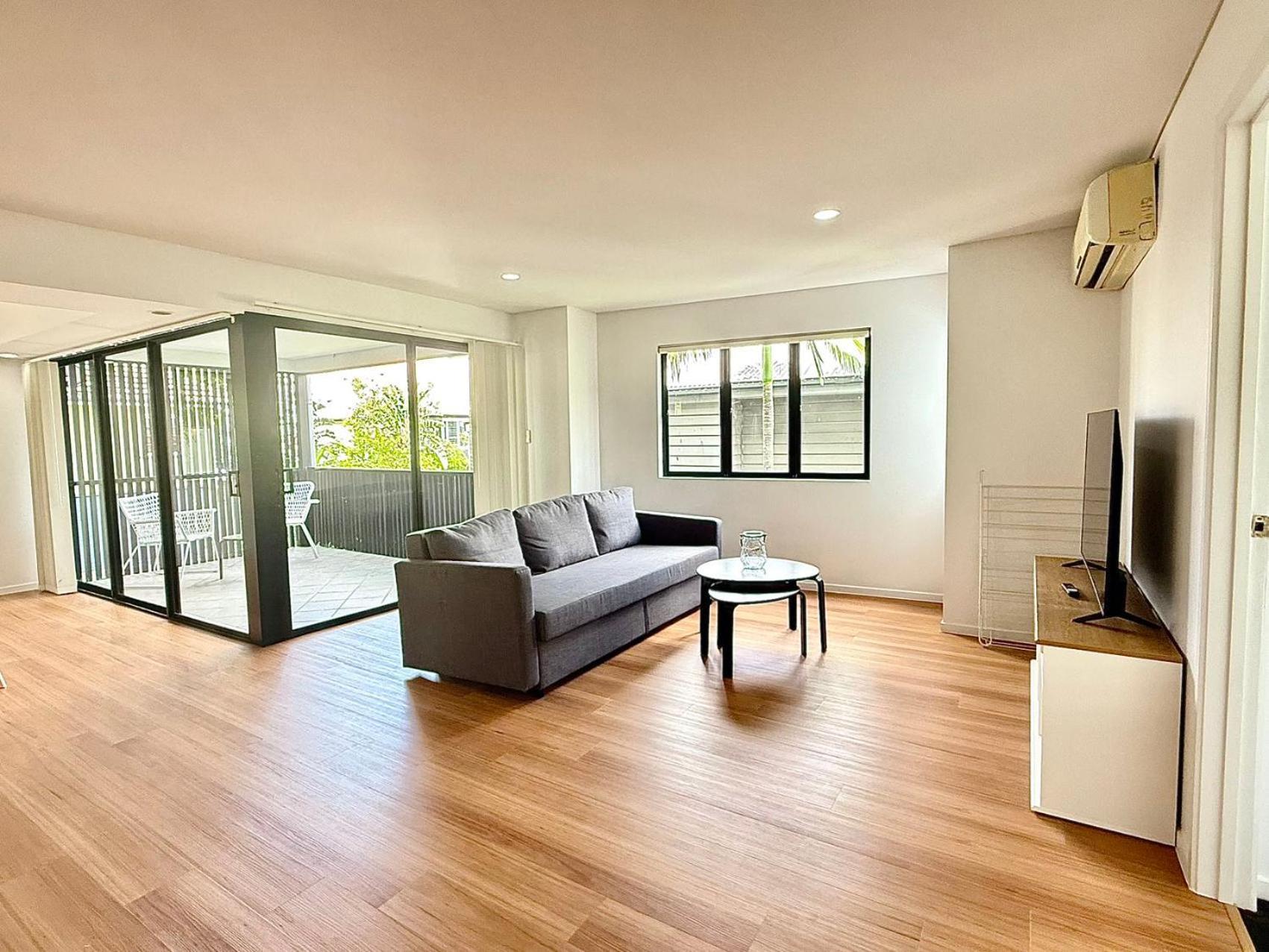 Kangaroo Point - Being Everywhere At Once! Spacious 3 Bedroom Apartment, Location! Free Carpark * Brisbane