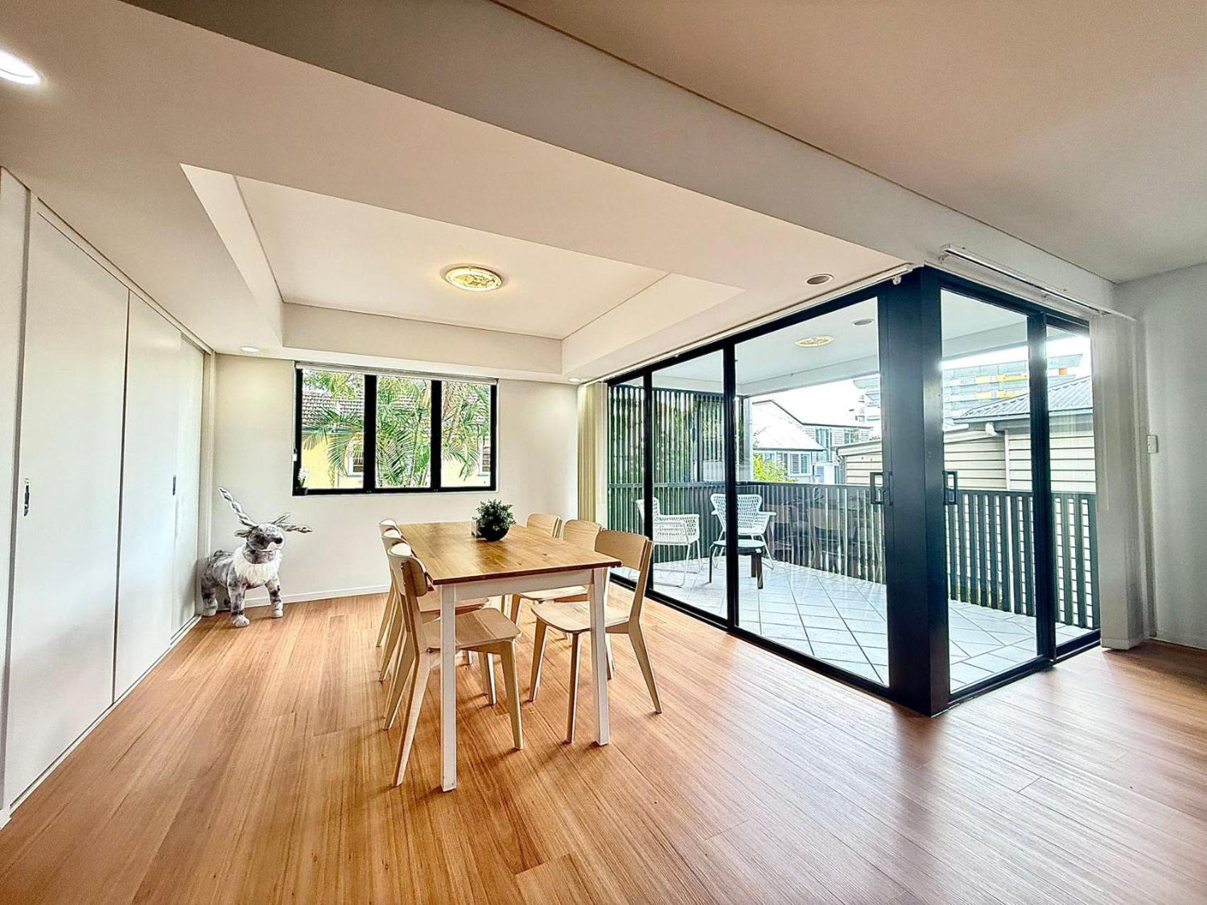 Kangaroo Point - Being Everywhere At Once! Spacious 3 Bedroom Apartment, Location! Free Carpark