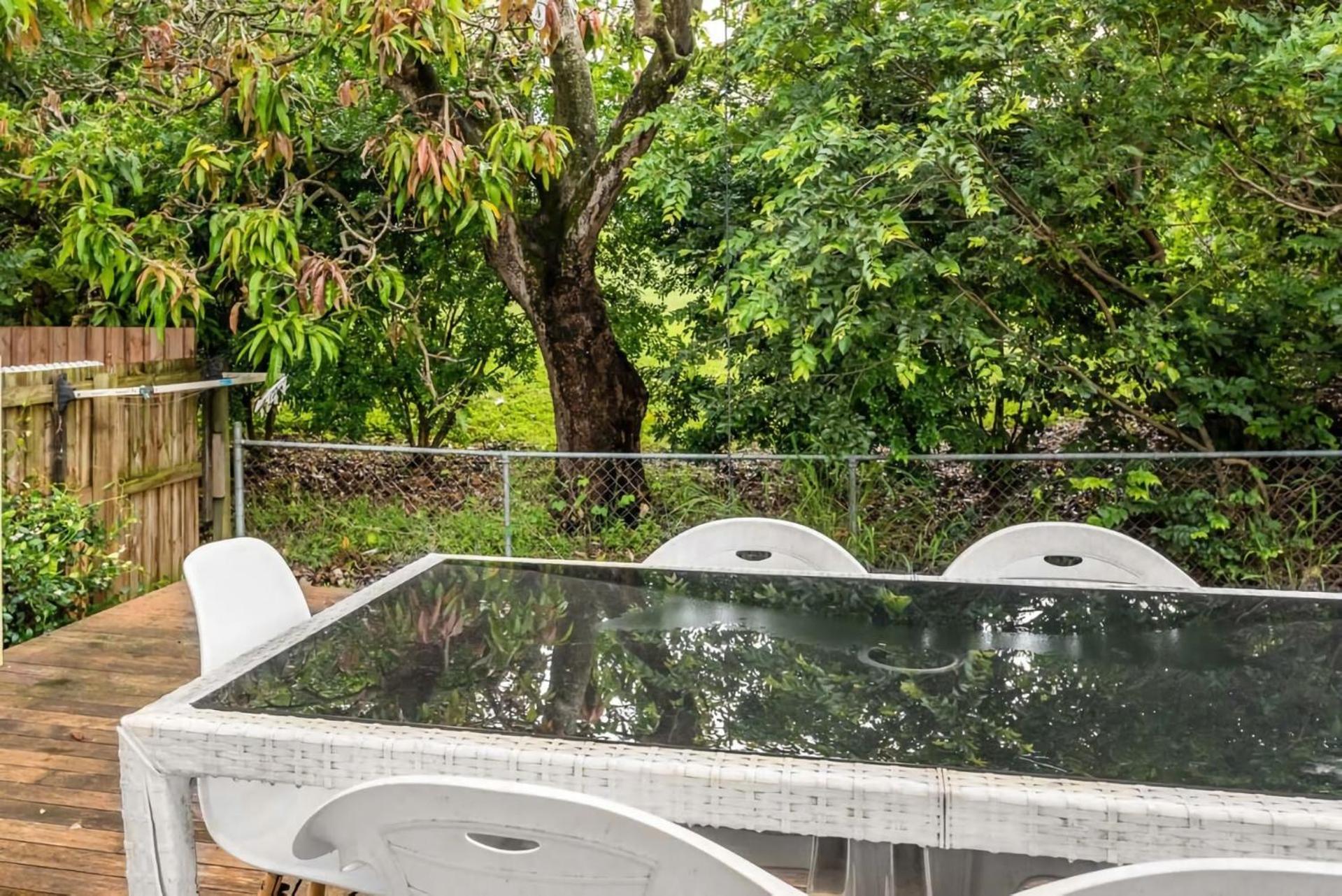 Apartment Modern Floor 2br With Private Deck *