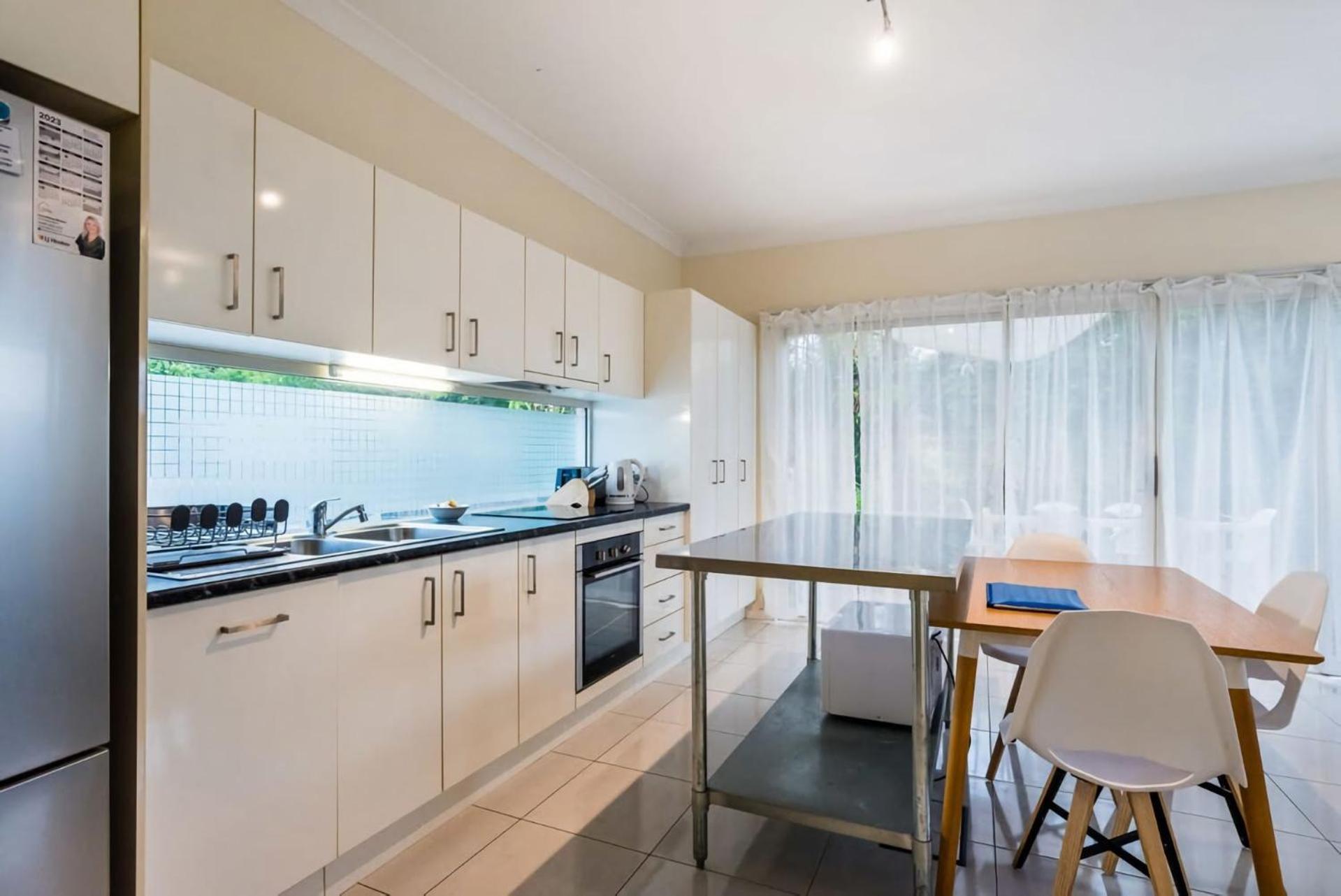 Modern Floor 2br With Private Deck Apartment *